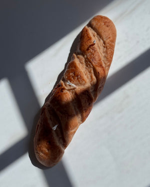 Vela con forma de barra de pan y aroma a pan recién hecho
