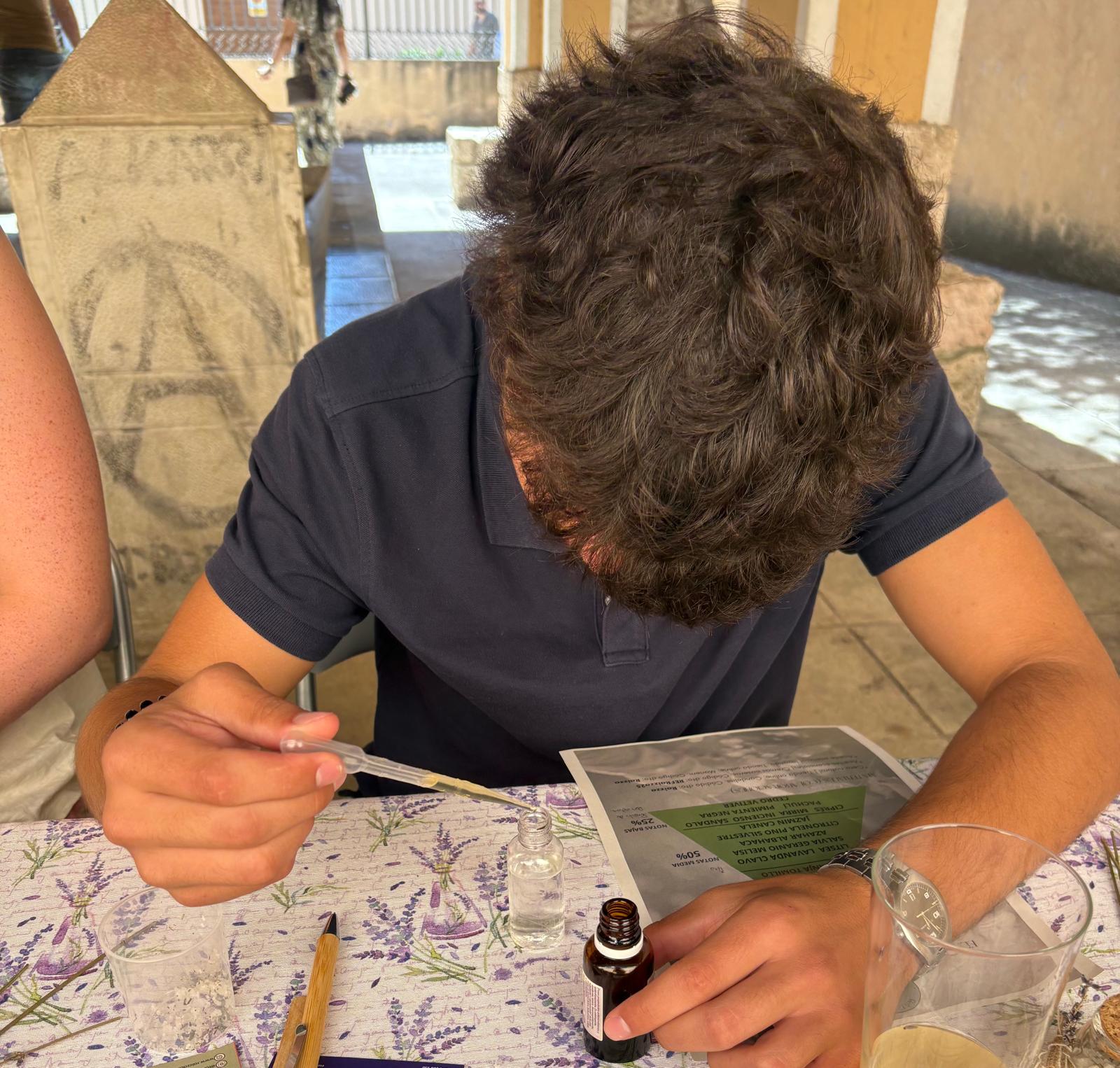 TALLER DE CREACIÓN DE PERFUME NATURAL POR EL MÉTODO ALQUIMISTA