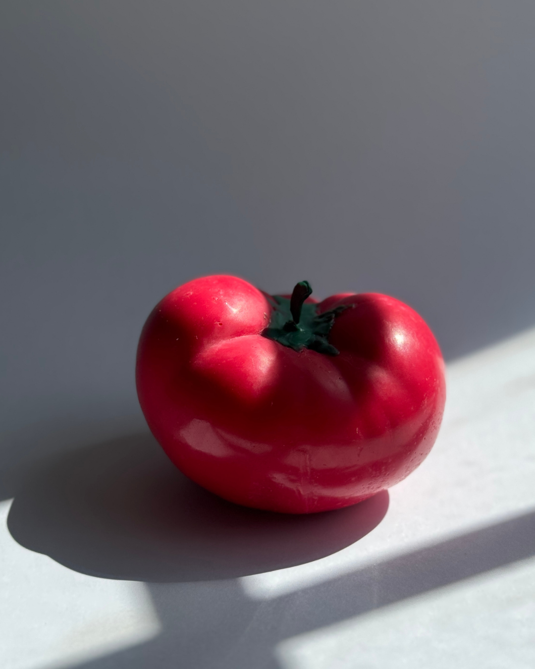 Vela tomate con forma de tomate ralista